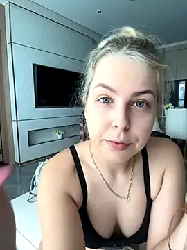 Snapshot of Livewithlucy chatting on 10-12-25, 03:38 Livewithlucy online show from 10-12-25, 03:38