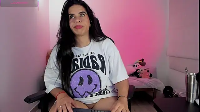 Snapshot of Biancastrongg chatting on 10-31-25, 02:45 Biancastrongg online show from 10-31-25, 02:45