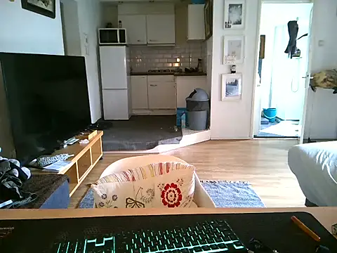 Snapshot of mihaimichael chatting on 04-12-26, 03:06 mihaimichael online show from 04-12-26, 03:06
