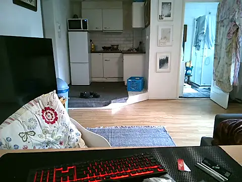 Snapshot of mihaimichael chatting on 05-06-26, 10:42 mihaimichael online show from 05-06-26, 10:42