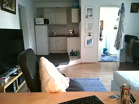 Snapshot of mihaimichael chatting on 05-28-26, 12:35 mihaimichael online show from 05-28-26, 12:35