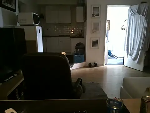 Snapshot of mihaimichael chatting on 06-05-26, 11:27 mihaimichael online show from 06-05-26, 11:27