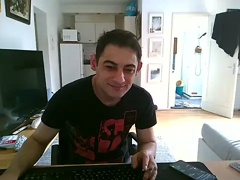 Snapshot of mihaimichael chatting on 06-12-26, 11:42 mihaimichael online show from 06-12-26, 11:42
