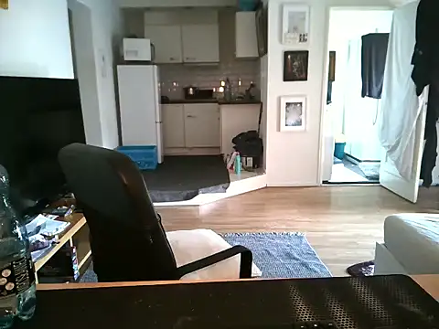 Snapshot of mihaimichael chatting on 06-23-26, 12:25 mihaimichael online show from 06-23-26, 12:25