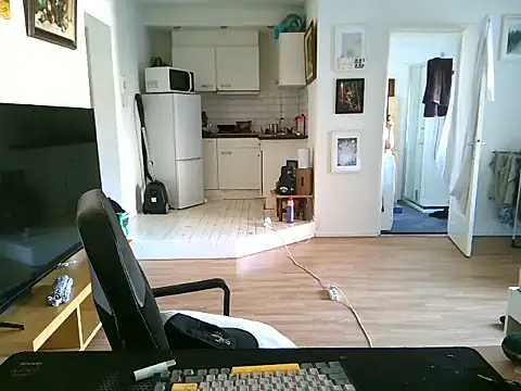 Snapshot of mihaimichael chatting on 07-12-26, 03:25 mihaimichael online show from 07-12-26, 03:25