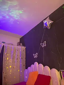 Snapshot of AlisonHoot69 chatting on 12-04-25, 12:53 AlisonHoot69 online show from 12-04-25, 12:53