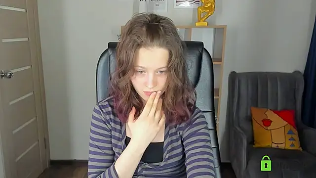 Snapshot of Alina_Mills chatting on 05-16-26, 06:54 Alina Mills online show from 05-16-26, 06:54