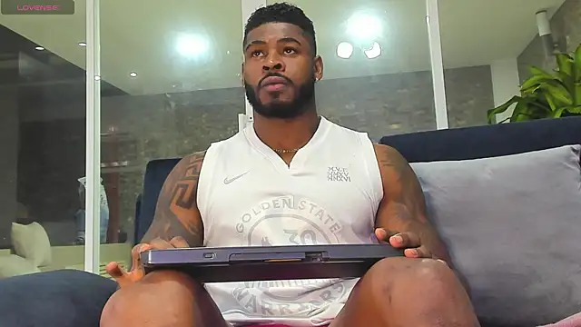 Snapshot of Makonneen chatting on 12-24-24, 03:05 Makonneen online show from 12-24-24, 03:05