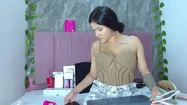 anitacorreahotcm101 online show from 04-04-26, 07:44