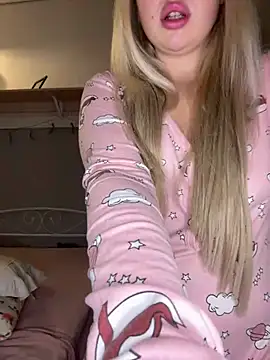 Snapshot of touchme_now chatting on 02-06-25, 03:31 touchme now online show from 02-06-25, 03:31