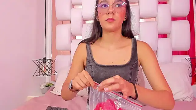 EmmyCruzZ online show from 11-24-25, 07:13