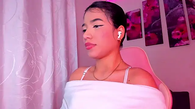 Snapshot of Alissarhys26 chatting on 02-10-25, 12:30 Alissarhys26 online show from 02-10-25, 12:30