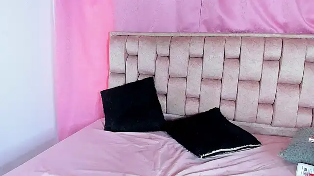 Snapshot of Emma_Evelyn chatting on 09-27-25, 08:25 Emma Evelyn online show from 09-27-25, 08:25