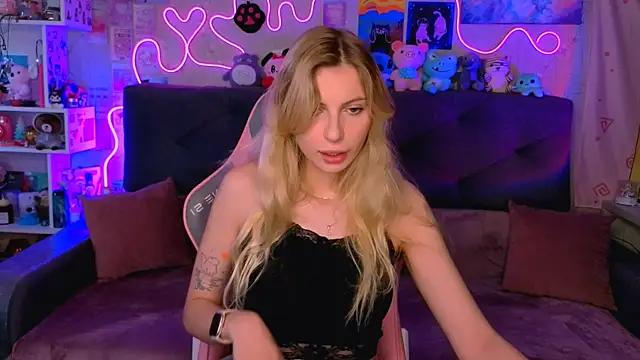 Maria Hunt online show from 10-25-25, 04:53