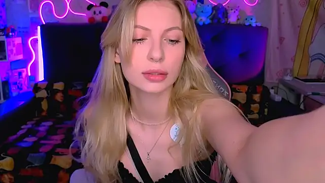 Maria Hunt online show from 11-22-25, 03:49