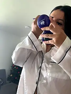 Pretty Isadora online show from 12-15-25, 04:33