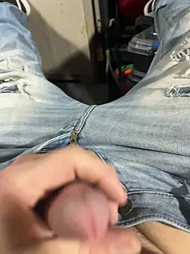 Snapshot of joeycbigcock chatting on 12-20-24, 05:40 joeycbigcock online show from 12-20-24, 05:40
