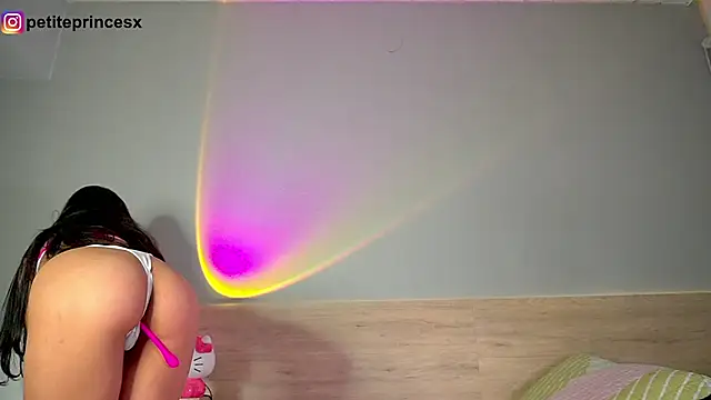 Snapshot of petitevictoria chatting on 01-21-25, 05:49 petitevictoria online show from 01-21-25, 05:49