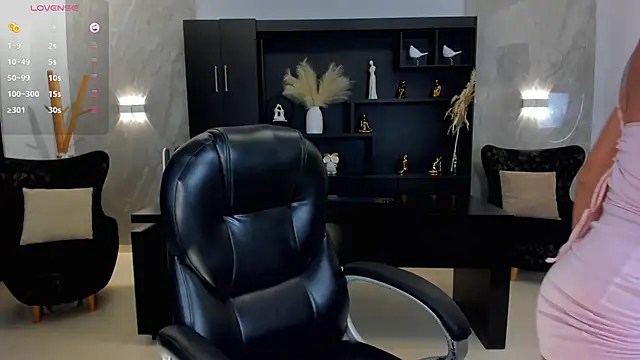 Snapshot of VictoriaMilan_ chatting on 03-05-25, 09:37 VictoriaMilan online show from 03-05-25, 09:37