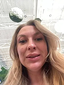 Snapshot of Sweet___Emily chatting on 11-04-25, 11:42 Sweet Emily online show from 11-04-25, 11:42