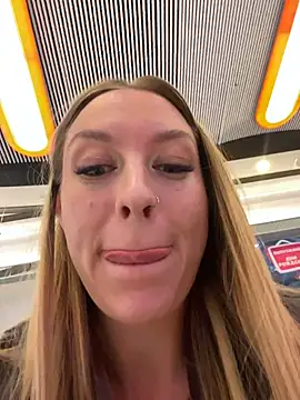 Snapshot of Sweet___Emily chatting on 11-19-25, 01:22 Sweet Emily online show from 11-19-25, 01:22