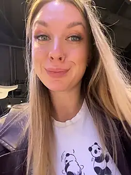 Snapshot of Sweet___Emily chatting on 12-05-25, 11:41 Sweet Emily online show from 12-05-25, 11:41