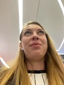 Snapshot of Sweet___Emily chatting on 12-14-25, 11:37 Sweet Emily online show from 12-14-25, 11:37