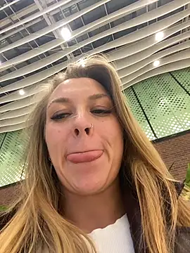 Snapshot of Sweet___Emily chatting on 12-18-25, 03:40 Sweet Emily online show from 12-18-25, 03:40