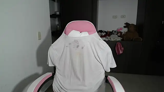 Snapshot of venelope1 chatting on 05-17-26, 02:53 venelope1 online show from 05-17-26, 02:53