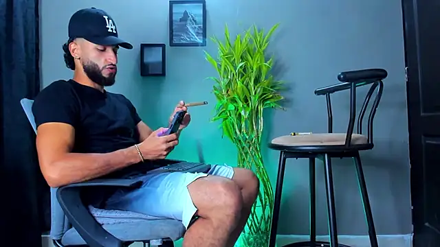 Snapshot of Damian_022 chatting on 02-24-26, 04:32 Damian 022 online show from 02-24-26, 04:32