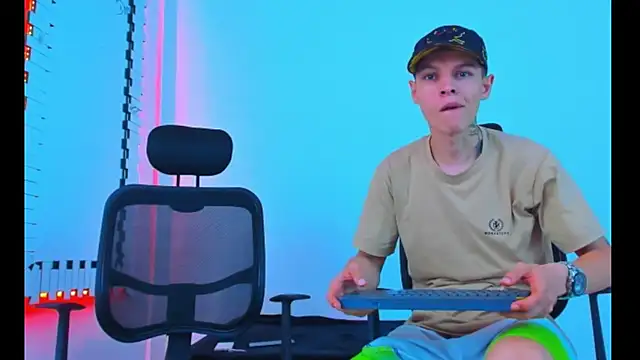 Snapshot of HOT_boy2025 chatting on 11-20-25, 03:18 HOT boy2025 online show from 11-20-25, 03:18