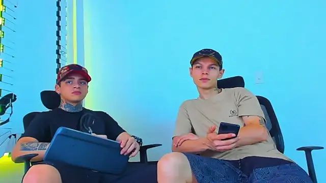 Snapshot of HOT_boy2025 chatting on 12-15-25, 01:43 HOT boy2025 online show from 12-15-25, 01:43