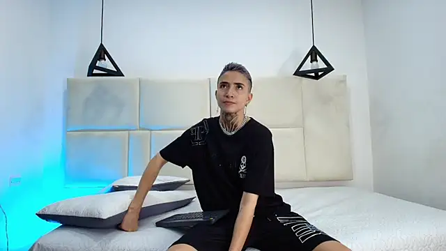 Tinny and Candy online show from 03-19-25, 01:07