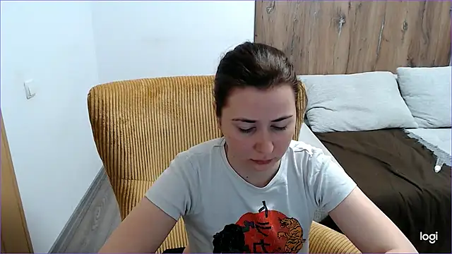 Snapshot of VioletaFlower7 chatting on 04-30-26, 08:42 VioletaFlower7 online show from 04-30-26, 08:42