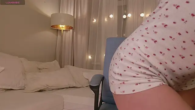 Snapshot of EmiliaDreams chatting on 02-02-26, 05:44 EmiliaDreams online show from 02-02-26, 05:44