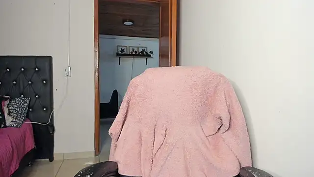 Snapshot of Imluna93 chatting on 02-05-25, 12:17 Imluna93 online show from 02-05-25, 12:17