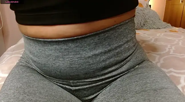 Snapshot of Roussmariehenao chatting on 02-05-25, 03:45 Roussmariehenao online show from 02-05-25, 03:45