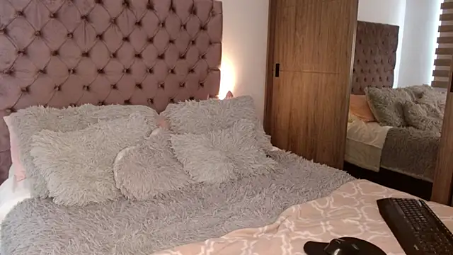 Snapshot of Roussmariehenao chatting on 10-12-25, 01:21 Roussmariehenao online show from 10-12-25, 01:21