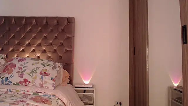 Snapshot of Roussmariehenao chatting on 12-17-25, 03:51 Roussmariehenao online show from 12-17-25, 03:51