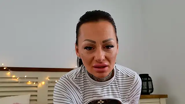 Snapshot of Mia-Roux chatting on 01-17-26, 08:41 Mia-Roux online show from 01-17-26, 08:41