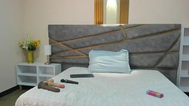 Julia Gomes online show from 10-31-25, 05:03