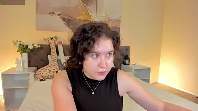 Snapshot of Ariella_Sol chatting on 06-05-26, 01:01 Ariella Sol online show from 06-05-26, 01:01