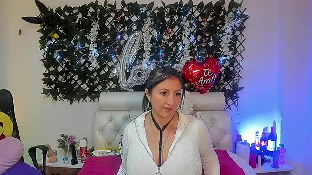 Snapshot of any_mour chatting on 03-13-25, 03:39 any mour online show from 03-13-25, 03:39