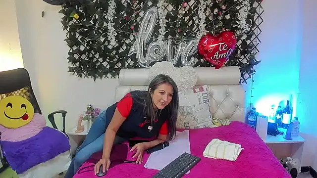 Snapshot of any_mour chatting on 03-18-25, 03:31 any mour online show from 03-18-25, 03:31
