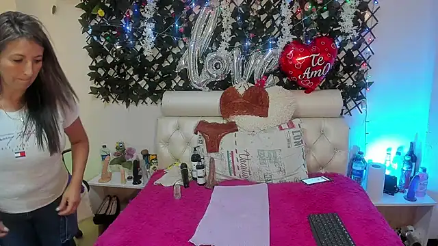 Snapshot of any_mour chatting on 03-19-25, 03:40 any mour online show from 03-19-25, 03:40