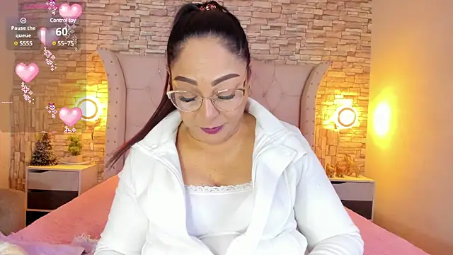 Snapshot of Gina_Myers chatting on 01-21-25, 12:39 Gina Myers online show from 01-21-25, 12:39