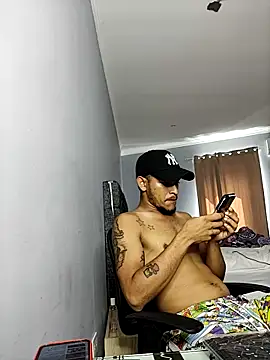 Snapshot of sexylatino22 chatting on 12-31-24, 04:46 sexylatino22 online show from 12-31-24, 04:46