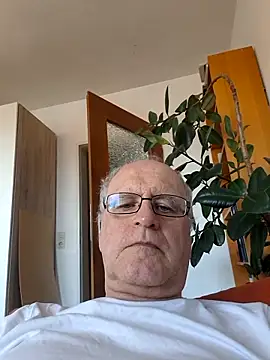 Milkasahne64 online show from 05-27-26, 11:29