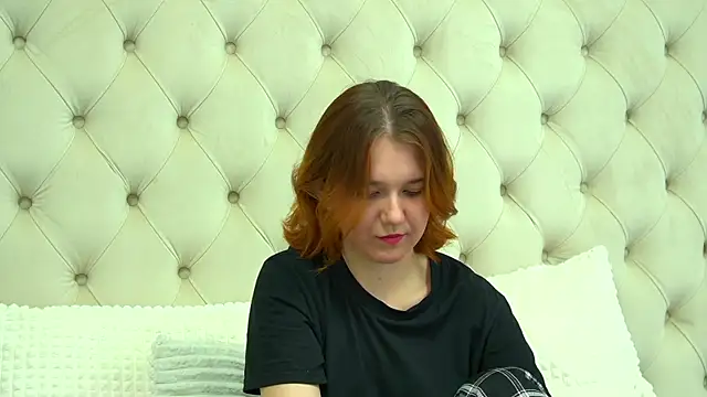 Snapshot of LessySmith chatting on 10-17-25, 04:31 LessySmith online show from 10-17-25, 04:31