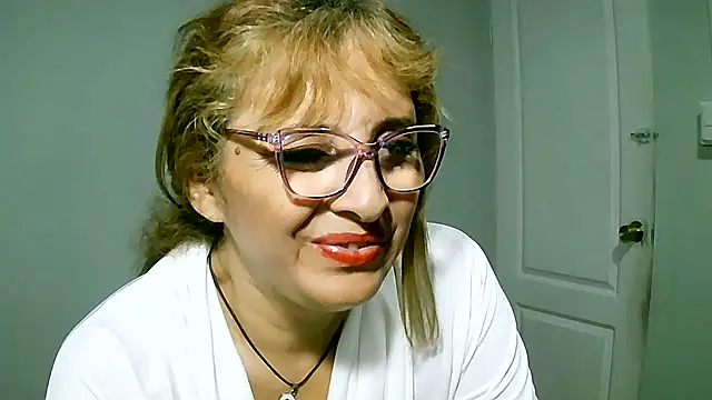 Snapshot of leona- chatting on 02-20-25, 01:25 leona- online show from 02-20-25, 01:25